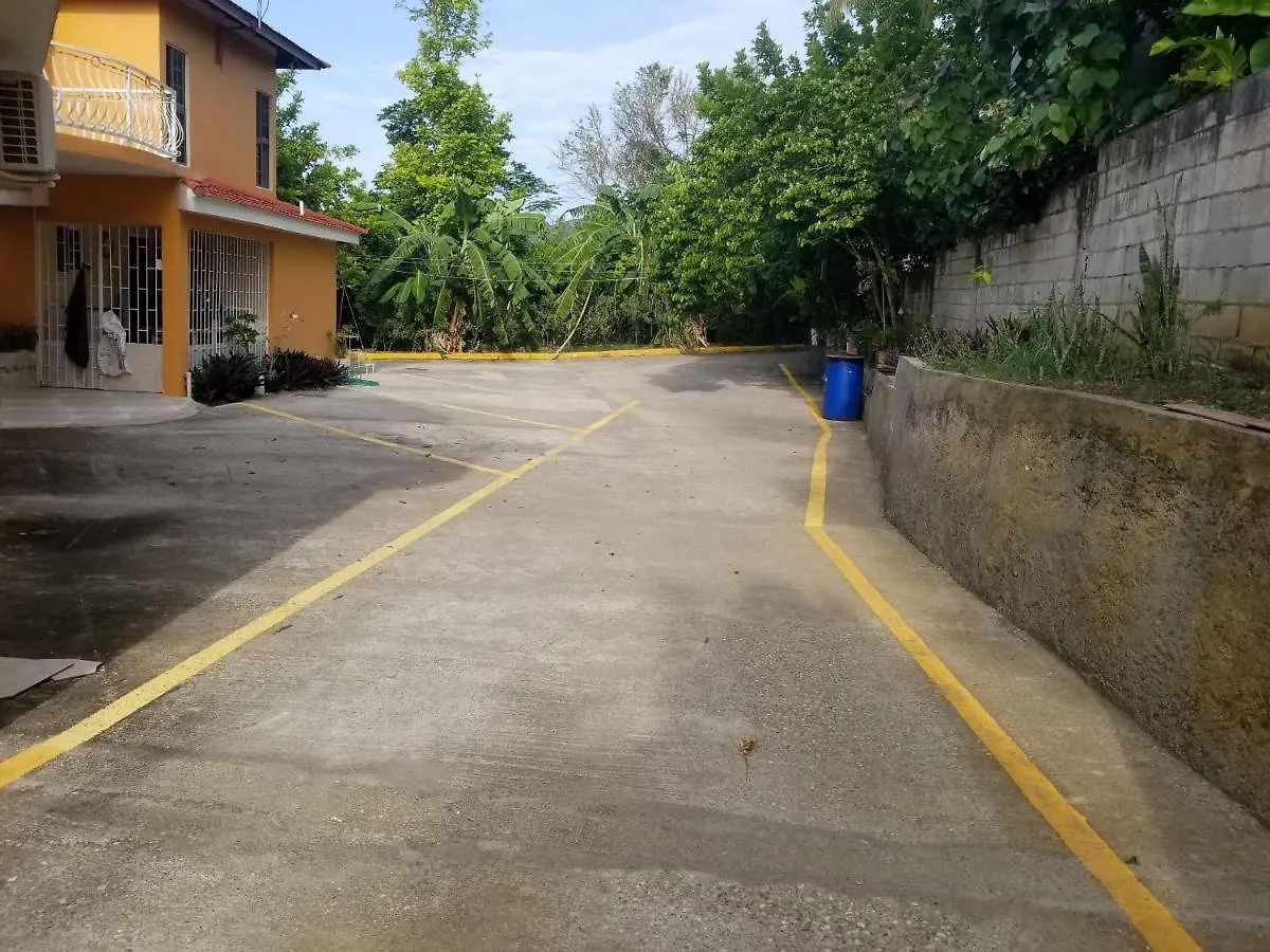 Chaudhry Holiday House Montego Bay 0*,